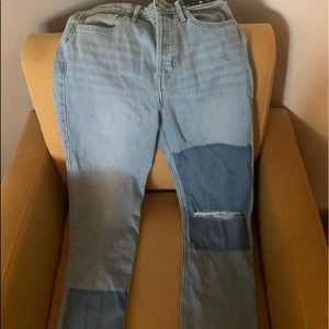 *BRAND NEW* Hollister strait jeans with dark wash patches.